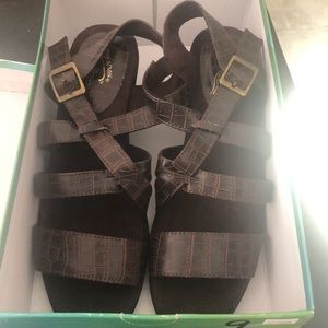 Easy street shoes size 9 crocodile sandal brown